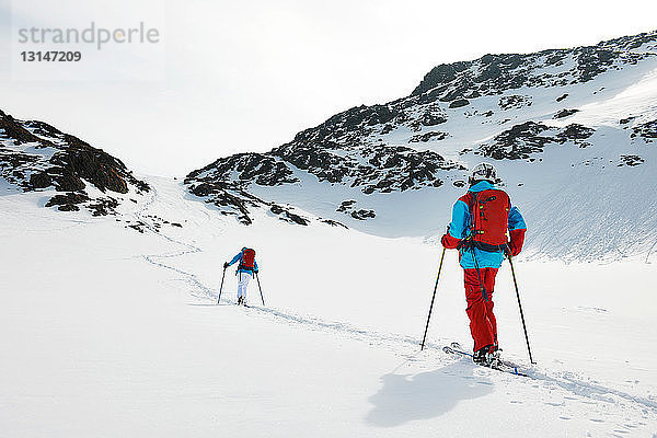 Skifahrer beim Wandern im Schnee  Kuhtai  Österreich