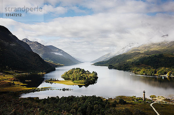 Nebliger Berg und See  Schottland  UK