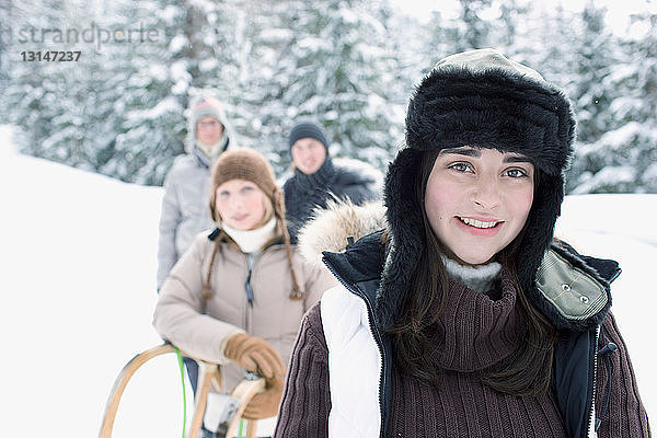 Teenager in Winterlandschaft