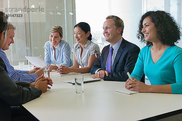 Büroangestellte lächelnd bei einem Treffen im Büro