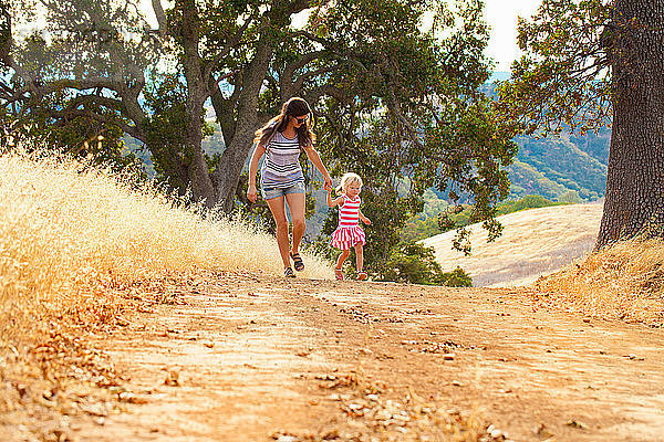 Mutter und Tochter haben Spaß  Mt. Diablo State Park  Kalifornien  USA