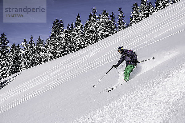 Mann beim Skifahren auf steilem Abhang  Spitzingsee  Deutschland