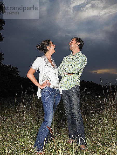 Mann und Frau auf einem Feld  lachend
