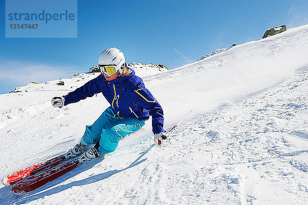 Skifahrer  der bergab fährt