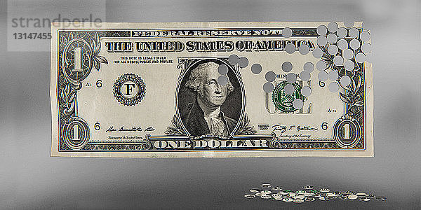 Löcher in einer Ein-Dollar-Banknote