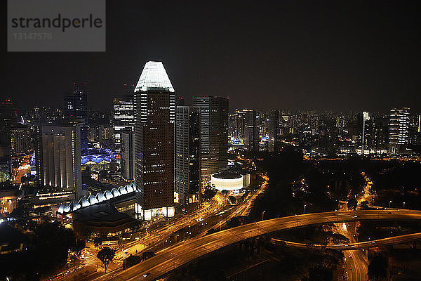 Nachtansicht von Autobahn und Stadt  Singapur