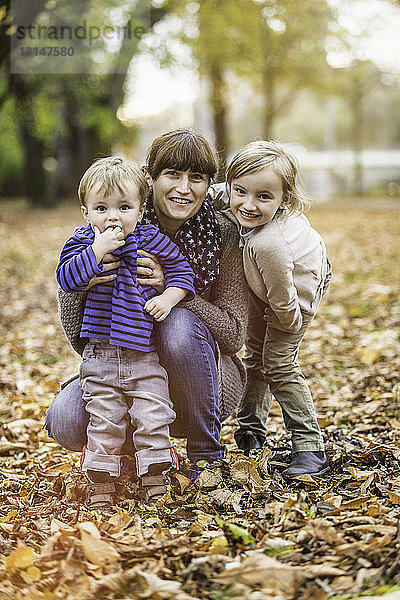 Mutter und Kinder im Park  Achenkirch  Tirol  Österreich