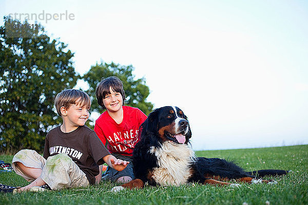 Zwei Jungen mit riesigem Hund