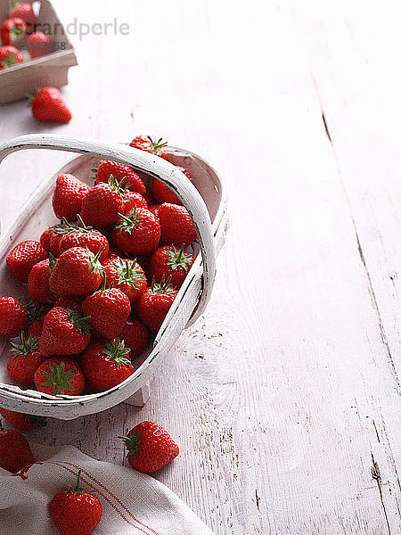 Korb mit Erdbeeren auf dem Tisch