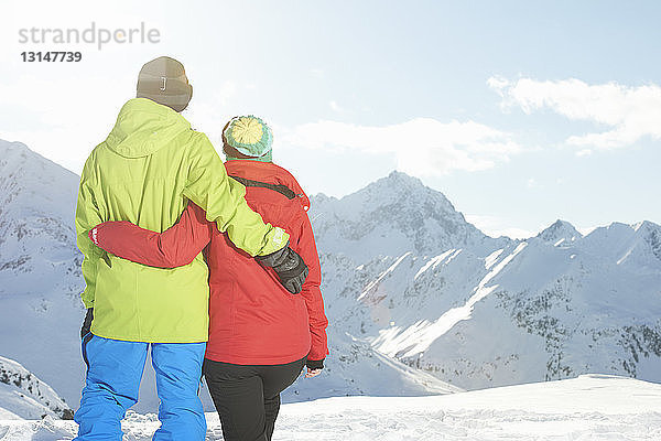 Pärchen mit Blick auf die Berge  Kuhtai  Österreich