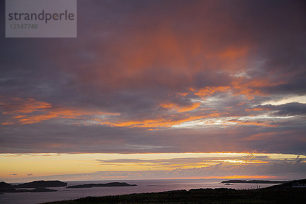 Sonnenuntergang über Inseln  Highland  Schottland