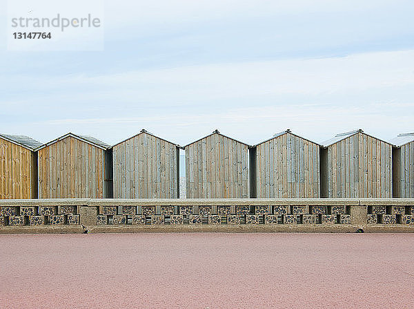 Reihe von Strandhütten  Normandie  Frankreich