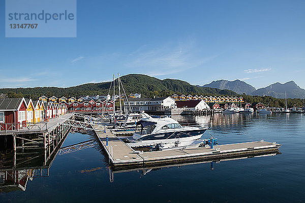 Boote und Hafen in Kjerringoy  Bodo Norwegen