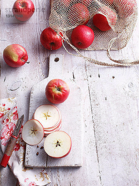 In Scheiben geschnittene Äpfel auf Holzbrett