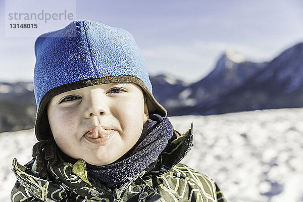 Kleinkind streckt die Zunge heraus  Achenkirch  Tirol  Österreich