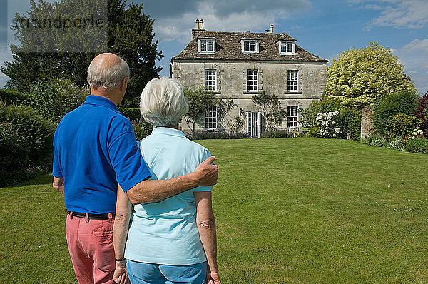 Älteres Paar steht im Hinterhof