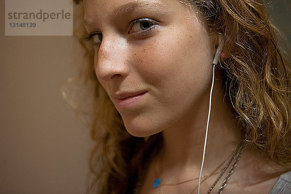 Teenager-Mädchen mit Kopfhörern