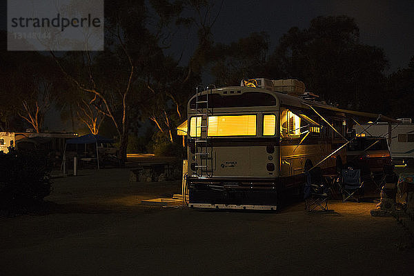 Wohnmobil auf dem Campingplatz bei Nacht  San Clemente  Kalifornien  USA