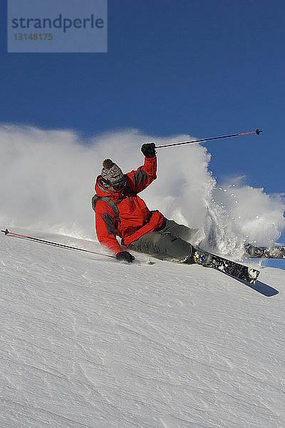 Skifahrer  der von der Piste abbiegt.