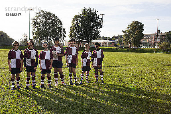 Porträt einer Rugbymannschaft von Schulkindern