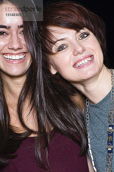 Porträt von zwei Freundinnen  lächelnd