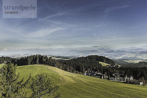 Hügellandschaft mit fernen Bergen  Allgäu  Deutschland