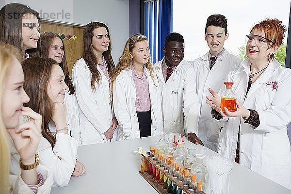 Schüler und Lehrer bei der Arbeit im Chemielabor