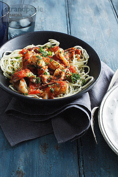 Schüssel mit pikanten Tintenfischspaghetti