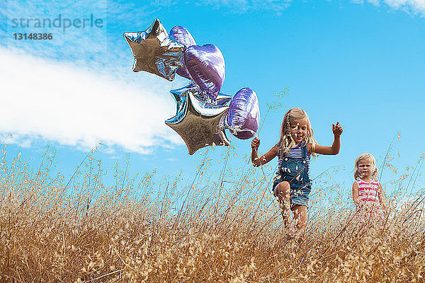 Mädchen spielen mit Luftballon  Mt Diablo State Park  Kalifornien  USA