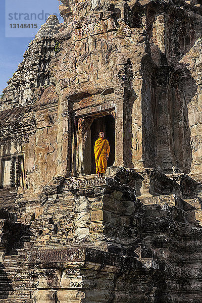 Junger buddhistischer Mönch vor einem Tempel in Angkor Wat  Siem Reap  Kambodscha