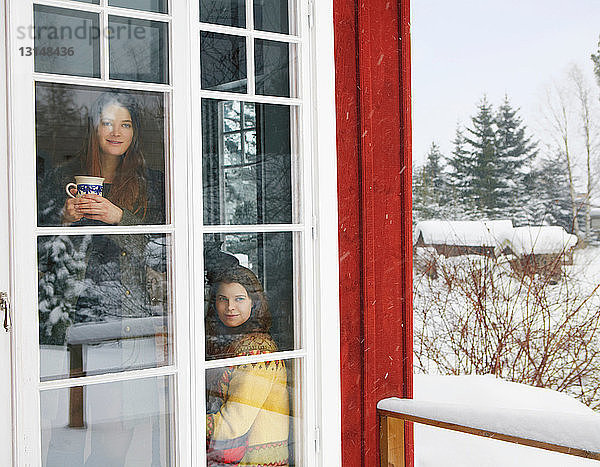 Zwei Frauen betrachten eine Schneelandschaft