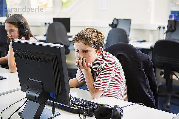 Schüler benutzen Computer im Klassenzimmer