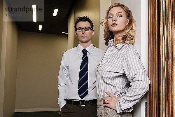 Frau und Mann im Bürokorridor