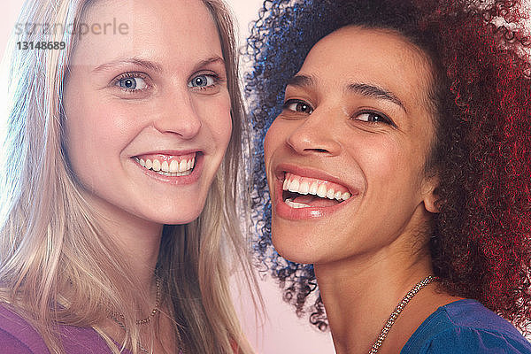 Porträt von zwei lachenden jungen Frauen