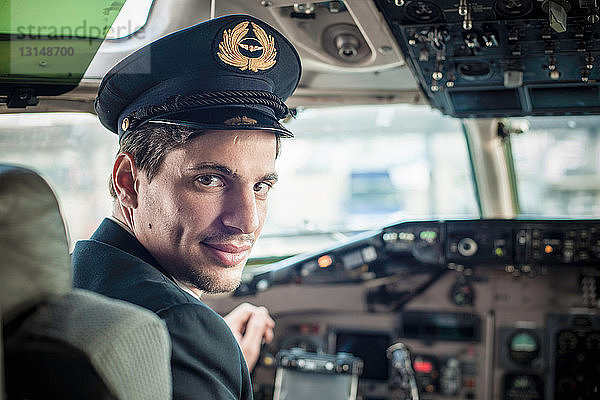Männlicher Pilot im Cockpit eines Flugzeugs