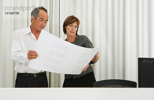 Arbeitskollegen diskutieren über ihre Arbeit