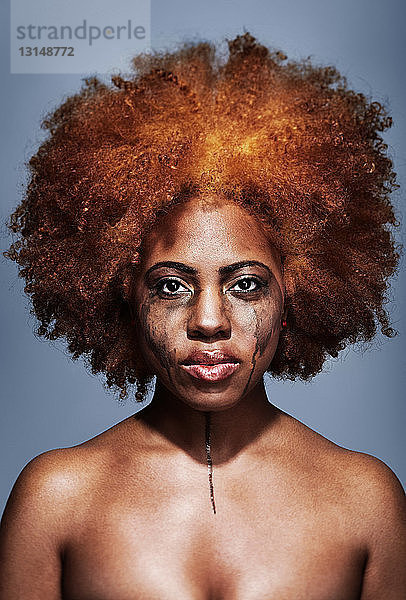 Porträt einer weinenden Frau  deren Make-up über ihr Gesicht läuft