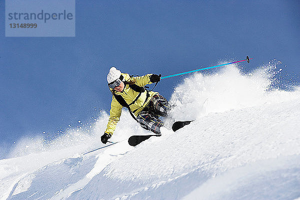 Frau beim Skifahren mit Geschwindigkeit