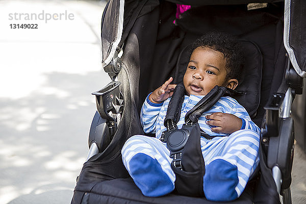 Kleiner Junge im Kinderwagen