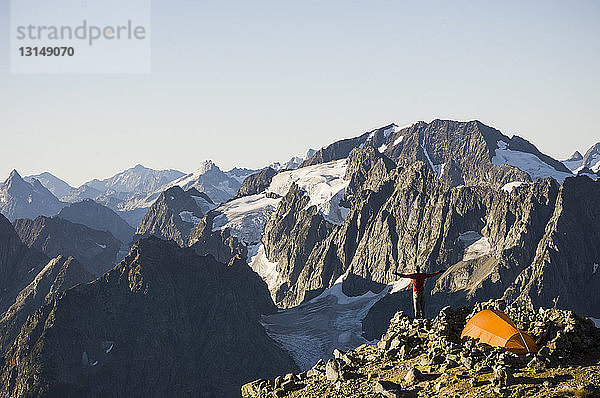 Mann beim Wandern auf dem Sahale Arm  North Cascades National Park  Washington  USA