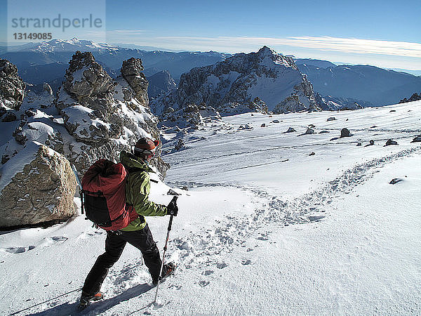 Frau bei den Weißen Felsen auf dem Aconcagua (6292m)  in den Anden  Provinz Mendoza  Argentinien