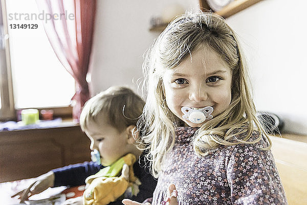 Kinder mit Schnullern spielen