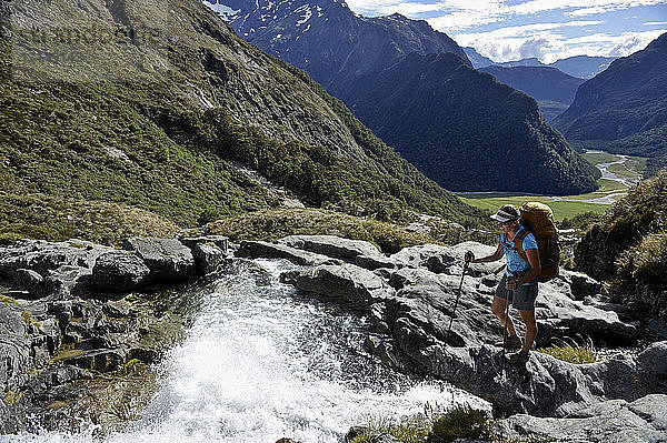 Frau steht auf Felsen am Fluss  Neuseeland
