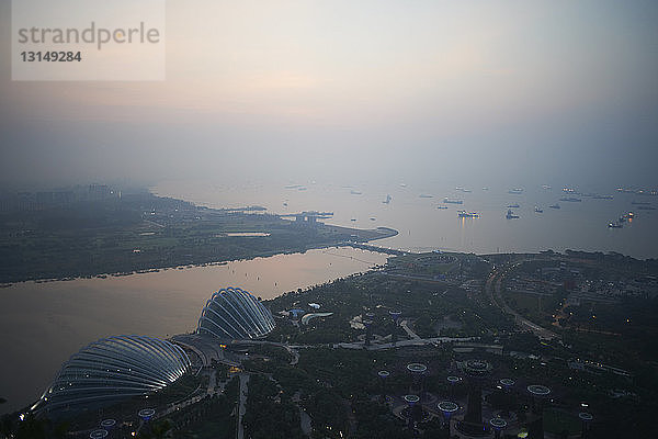 Blick auf die Küstenlinie der Stadt in der Morgendämmerung  Singapur