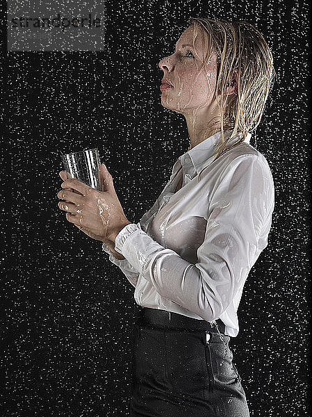 Geschäftsfrau sammelt Regen im Glas