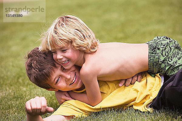 Junge  der mit seinem Bruder ringt