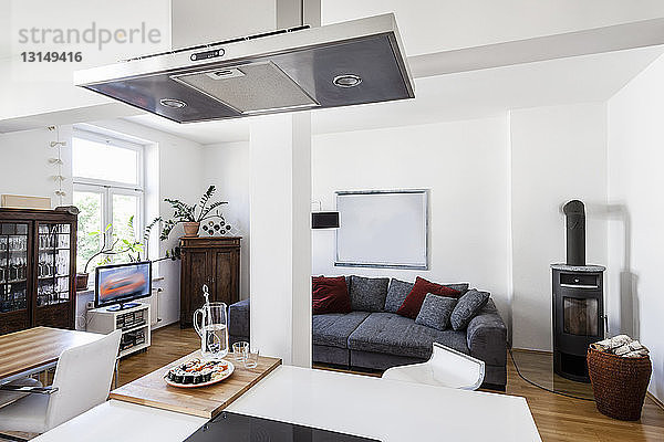 Modernes offenes Wohnzimmer und Küche in der Wohnung