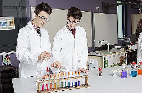 Studenten arbeiten im Chemielabor
