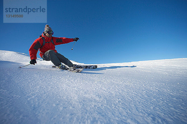 Skifahrer dreht sich auf der Piste.