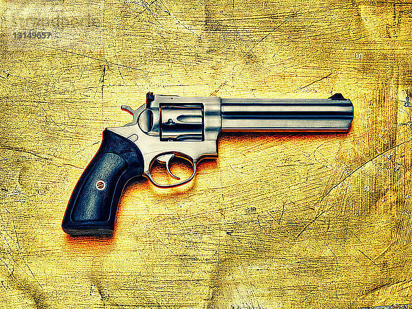 Handfeuerwaffe vor gelbem Hintergrund